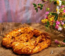 Крендель с ореховой начинкой