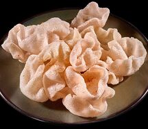 Креветочные чипсы с соусом спайси
