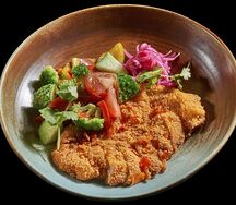 Торикацу со свежими овощами и курицей
