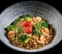 Киноа с креветками и овощами 