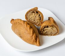 Два ржаных пирожка с капустой