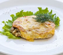 Свинина, запеченная с томатами под сыром