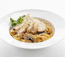 Феттучини с курицей и грибами