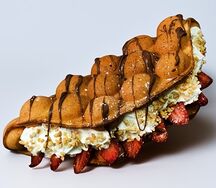 Вафля с клубникой и орешками