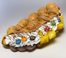 Вафля с манго и M&Ms