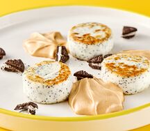 Сырники с маком и муссом из вареной сгущенки