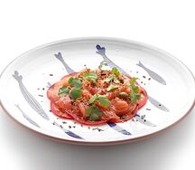 Крудо из лосося с томатами и каперсами