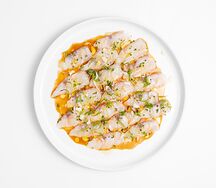 Крудо из сибаса с соусом понзу и цитрусовым снегом