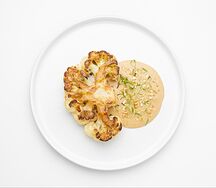 Стейк из цветной капусты с ореховым соусом