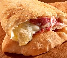 Панцеротти с салями, моцареллой и горгонзолой