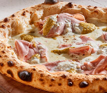 Пицца с фаршированным бортом Мортаделла с фисташкой
