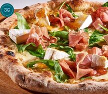 Пицца с камамбером и пармской ветчиной