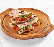 Сендвич-пицца с пеперони, страчателлой и томатами