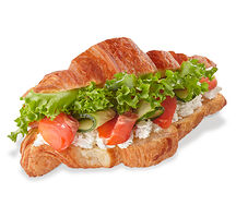 Круассан с лососем