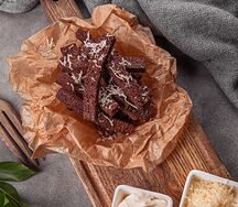 Гренки чесночные с соусом и сыром Пармезан