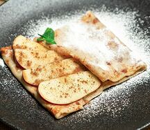 Блин с яблоком и корицей