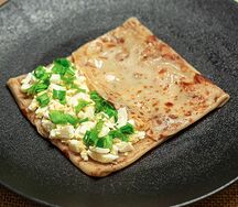 Блин с яйцом и зеленым луком