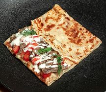 Блин с говядиной под соусом