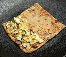 Блин с грибами, сыром и яйцом