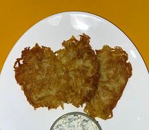 Картофельные драники со сметанно-огуречным соусом