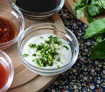 Мацони с зеленью и чесноком