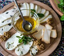 Ассорти домашних сыров с мёдом и орехами