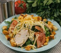 Салат Цезарь с курицей