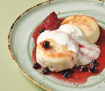 Сырники с ягодным соусом и сметаной