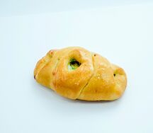 Пирожок с яйцом и зеленым луком