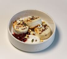 Сырники со сметаной и клубничным джемом
