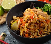 Вок с лапшой и курицей