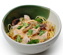 Паста с курицей, грибами и соусом том ям