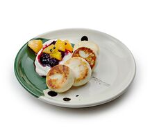 Сырники с апельсином, сливочным муссом и ежевикой