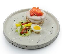 Панкейки с форелью и салатом из апельсина