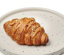 Круассан с варёной сгущенкой, соленой карамелью и грецким орехом