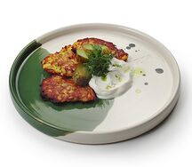 Драники со сметанкой и соленым огурцом