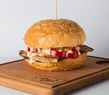 Бургер два сыра с курицей