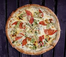 Пицца с курицей и брокколи