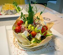 Салат Греческий в корзине из лаваша