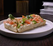 Брускетта с куриным карпаччо