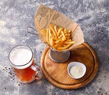 Картофель фри с розовым соусом