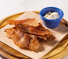 Куриные джерки с чесночным соусом