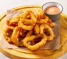 Кольца кальмара с соусом спайси