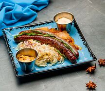 Колбаски на гриле с квашеной капустой и картофелем
