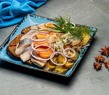 Селедочка с картошечкой и соленьями