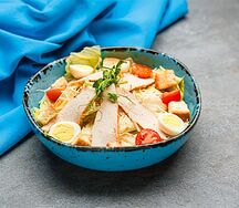 Салат Цезарь с курицей