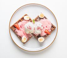 Вафли с клубничным соусом