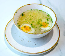 Куриный бульон с лапшой и яйцом
