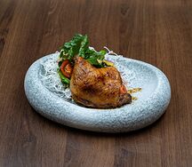 Утиная ножка на чипсах из рисовой лапши
