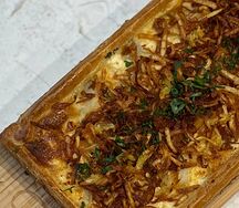 Целый пирог с говядиной под сметанным соусом